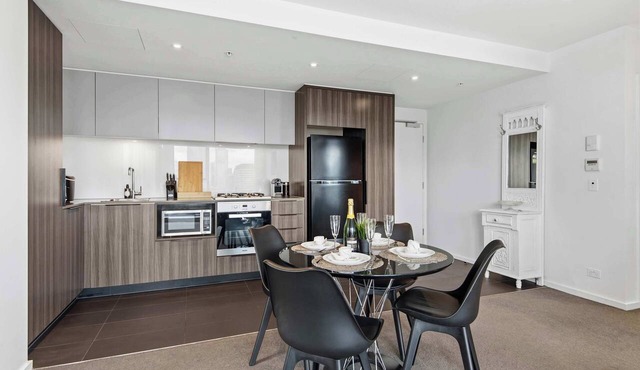 Docklands City Views | Near CBD & MCG with Pool & Gym