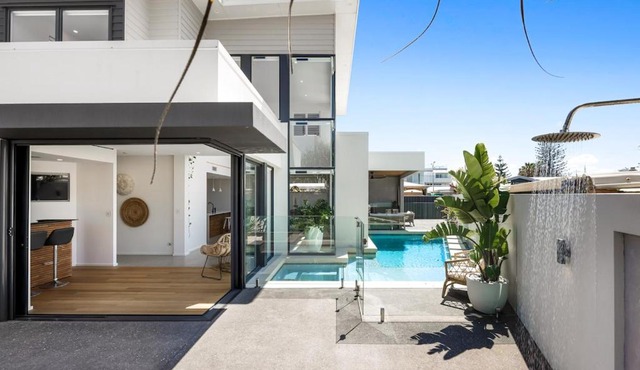 Dog Friendly Beachside Luxury Stay - Heated Pool in Buddina