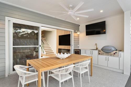 Dog friendly Paradise, 1-2B Bagnall Ave - water views, air con, Wi-Fi