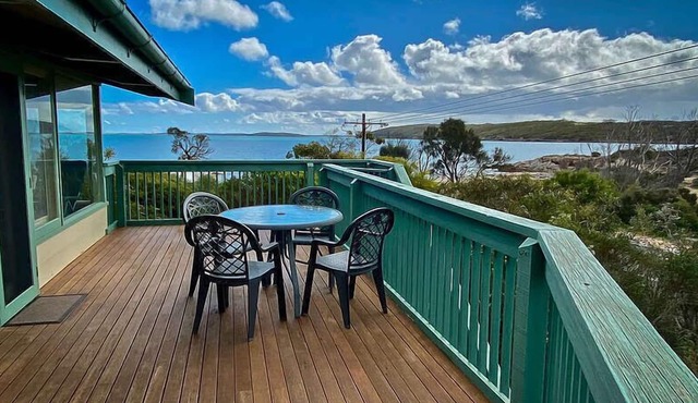 Dolphinview is a 2 storey holiday home with magnificent water vDoliews