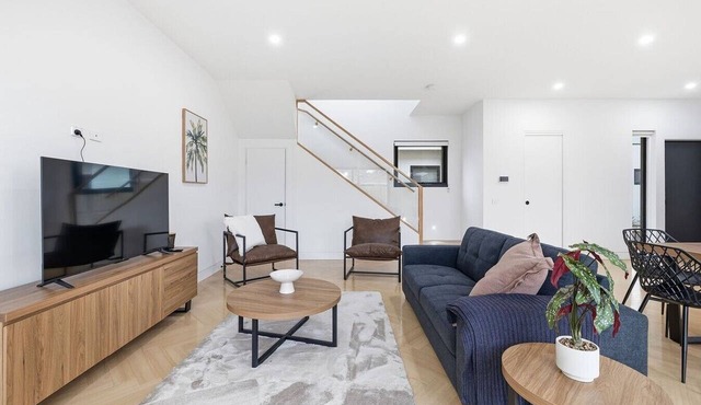Domi Rentals - The Cheltenham Southland House
