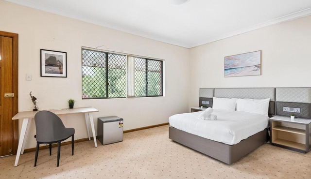 Double Room with shared bathroom - Close to Carlton Stn
