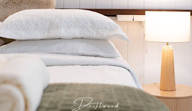 Driftwood- Pet friendly home next to the ocean