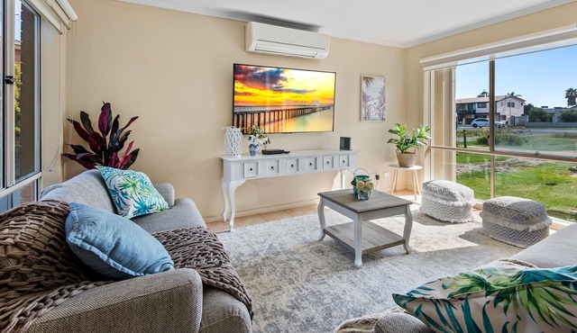 Dromana 3-Bed Getaway, Walk to Beach and Shops in Dromana