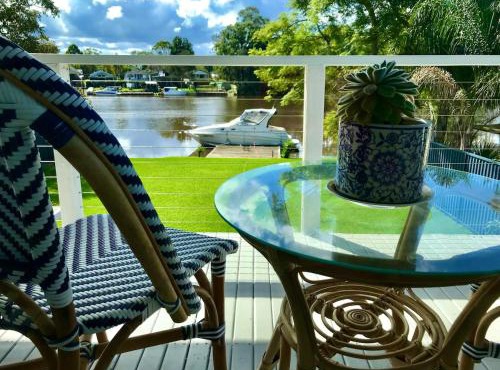 Duckys Lodge A Cozy Absolute Waterfront Retreat