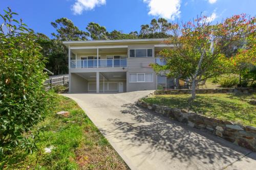 Eastern Views Beach House - Spacious Family Escape