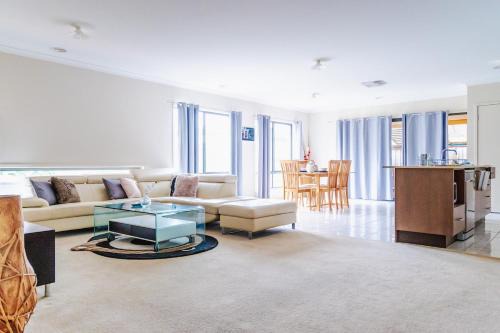 Elegant 4BR Villa with 3 Living Rooms in PointCook