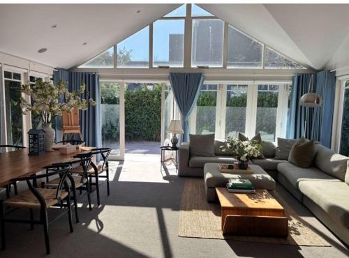 Elegant Art Deco Gem Cosy 3BR Retreat