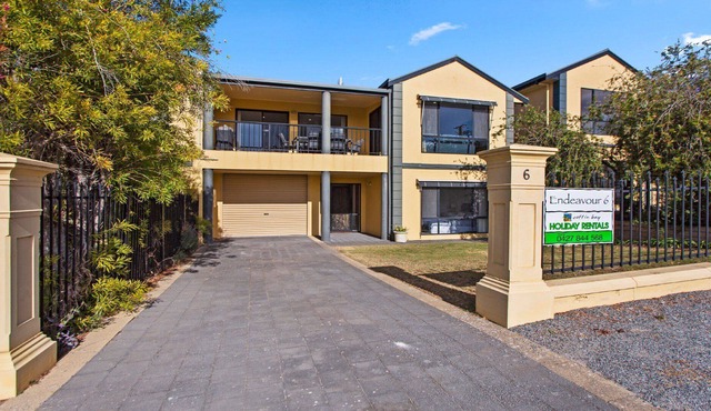 Endeavour 6 is a Large Property - Ideal for Families, or a large group of friends. Close to Boat Ramp, Secure Rear Yard