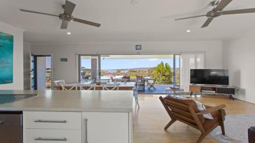 Endeavour View Is A Fantastic - A Modern, 4 Bedroom Holiday Home