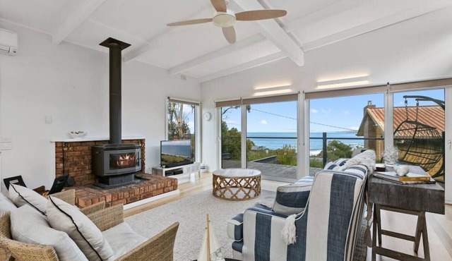 Enki's Rest - Stylish home with ocean views