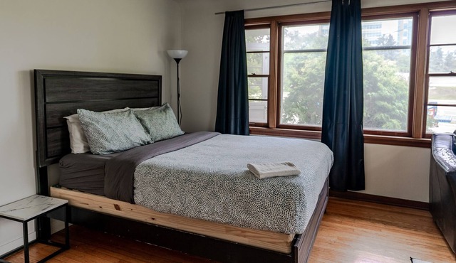 Entire bungalow with free parking Walk to all in Edmonton