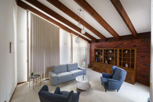 Entire Cozy 4 Bedroom House Surrey Hills