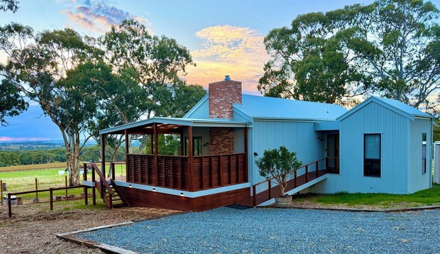 Escape Two - Luxury romantic vineyard villa, sunset views & outdoor bath