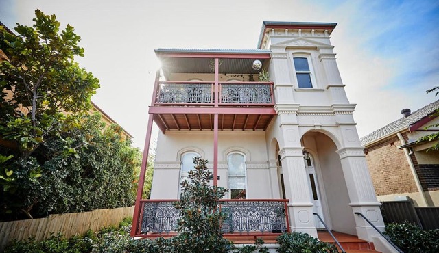 Esperanza Gardens - A Stylish Victorian Studio