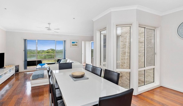 Esplanade Townhouse 4-209 Only 50m to Beach