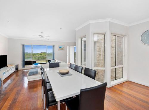 Esplanade Townhouse 4-209 Only 50m to Beach