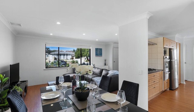Family 4BR Retreat Near Mullaloo Beach | BBQ & Yard in Kallaroo