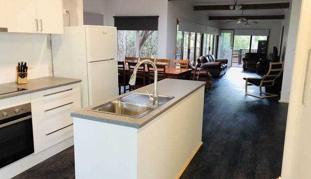 Family Beach House · Pets Welcome · Fenced Yard · 1km to Bay Beach · Sleeps 10