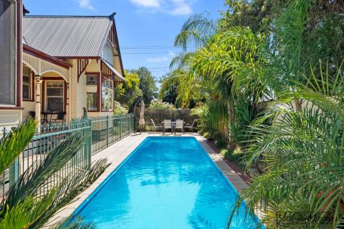 Federation home in town, close to lake & shops