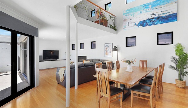 Fireplace Family Retreat | Walk to Karrinyup