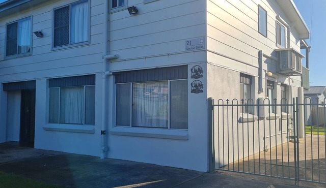 Fishos Hangout 2 - Unit 2 Sinclair St 21