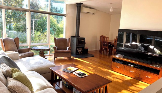 Forest & River Retreat w/fireplace near Warburton: Hike, Mt. Bike, Cafes & Pubs! in Millgrove