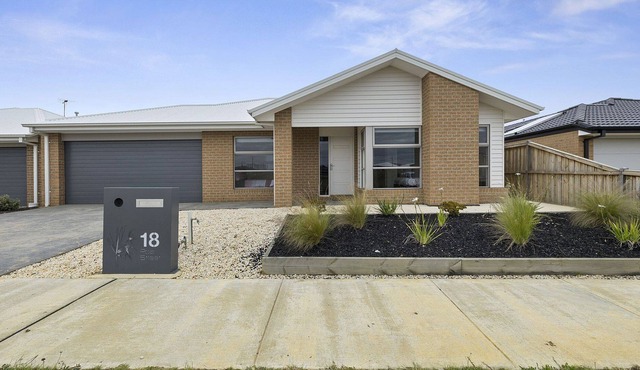 Four Bedroom Family Beach House Poa 18