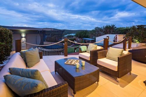 Fragrant Harbour - wood fire & stunning ocean views