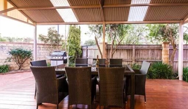 Fresh 3 bed Villa with cosy outdoor deck & only a moments stroll to the beach