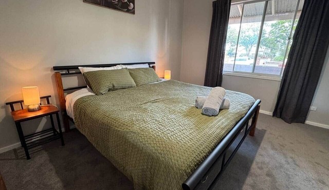 Fully Equipped House - Walk to Shops and Train