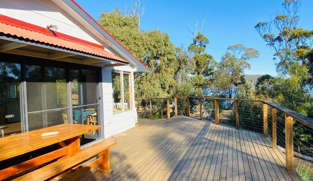 Fully fenced, wrap around decks, water on 3 sides