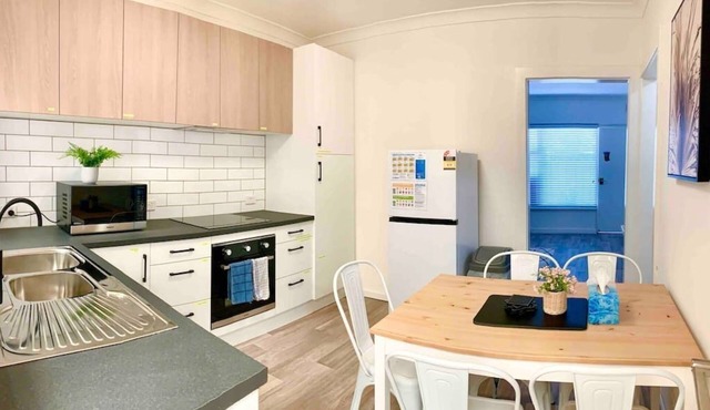 Fully renovated 2 bedroom unit. Free garage parking & unlimited NBN wifi. Bed & bath linen hire inc.