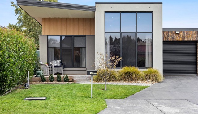 G E O R G E Beautifully appointed modern townhouse