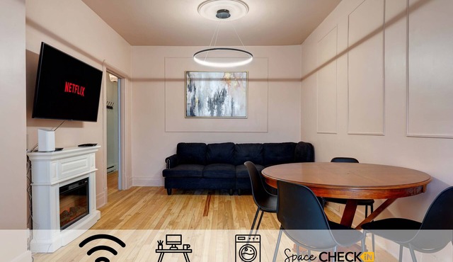 Glamorous getaway | Near Subway | Fireplace | AC | Wi-Fi | Private Parking in Montréal