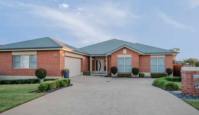 Golf Course Retreat – 3BR Family Home with Stunning Views