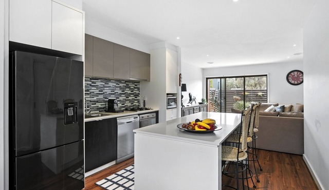 Gorgeous 2 Bedroom Townhouse - Family and Corporate Bookings Only