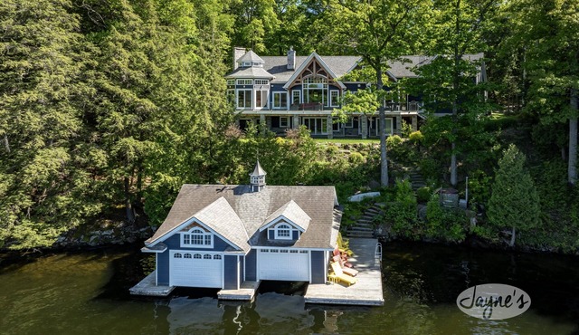 Gorgeous 7 Bed, 6 Bath Family Cottage on Lake Rosseau! Muskoka Room! Pool Table! in Port Carling