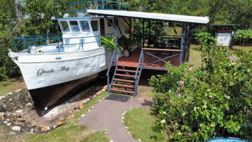 Gracie - May Unique boat stay with ocean views