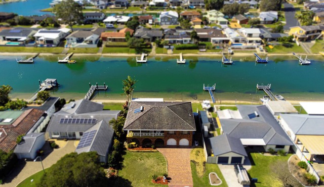 Grand. Entertainer. Waterfront!