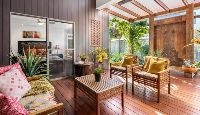 Great Court Location Within Minutes To The Beach!