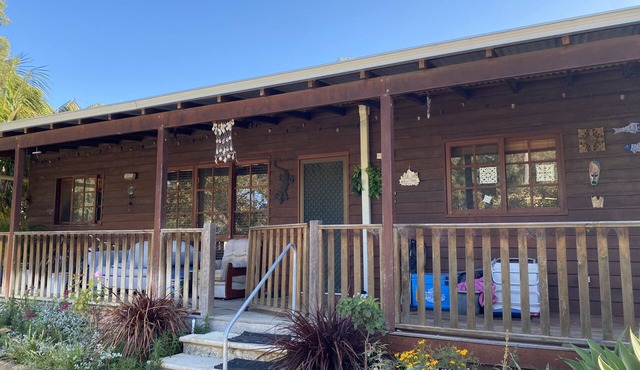 Great location, walking distance to beach, shops and pub.