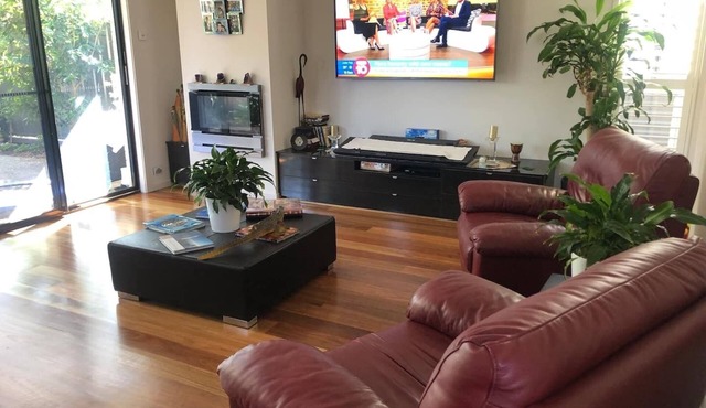 Great LocationClose to Beach, Cafe's,AquaticsPublic Trans,Airport. Free Parking