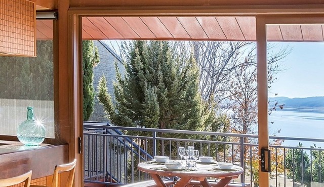Grey Kangaroo - 2BR l Lake Front l Pet Friendly l Air-Con l BBQ l WiFi