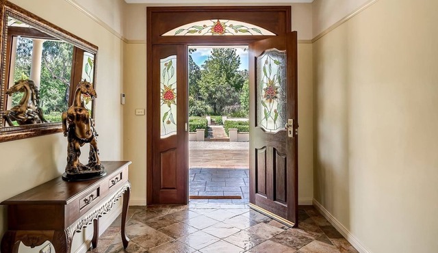 "Grose River Oasis" - style Living with a VIEW !