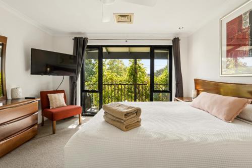Group stays for Friends Families Weddings and Events Walkable to Fremantle and attractions Super Spacious with garden and courtyard and balcony and parking for 2 cars Sleeps 6 3BD 3BR