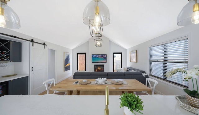 Hamptons on Landy - Luxury Townhouse