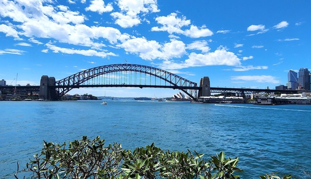 Harbourside Escape: Sunlit Outdoor Terrace & Harbour Views