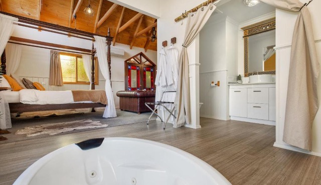 Harem Cottage Gembrook - Spa Bath & Wood Fireplace