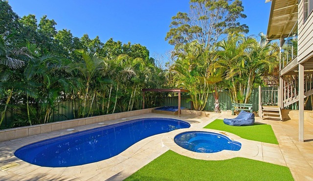 Harrys at Shelly Beach - family home with pool